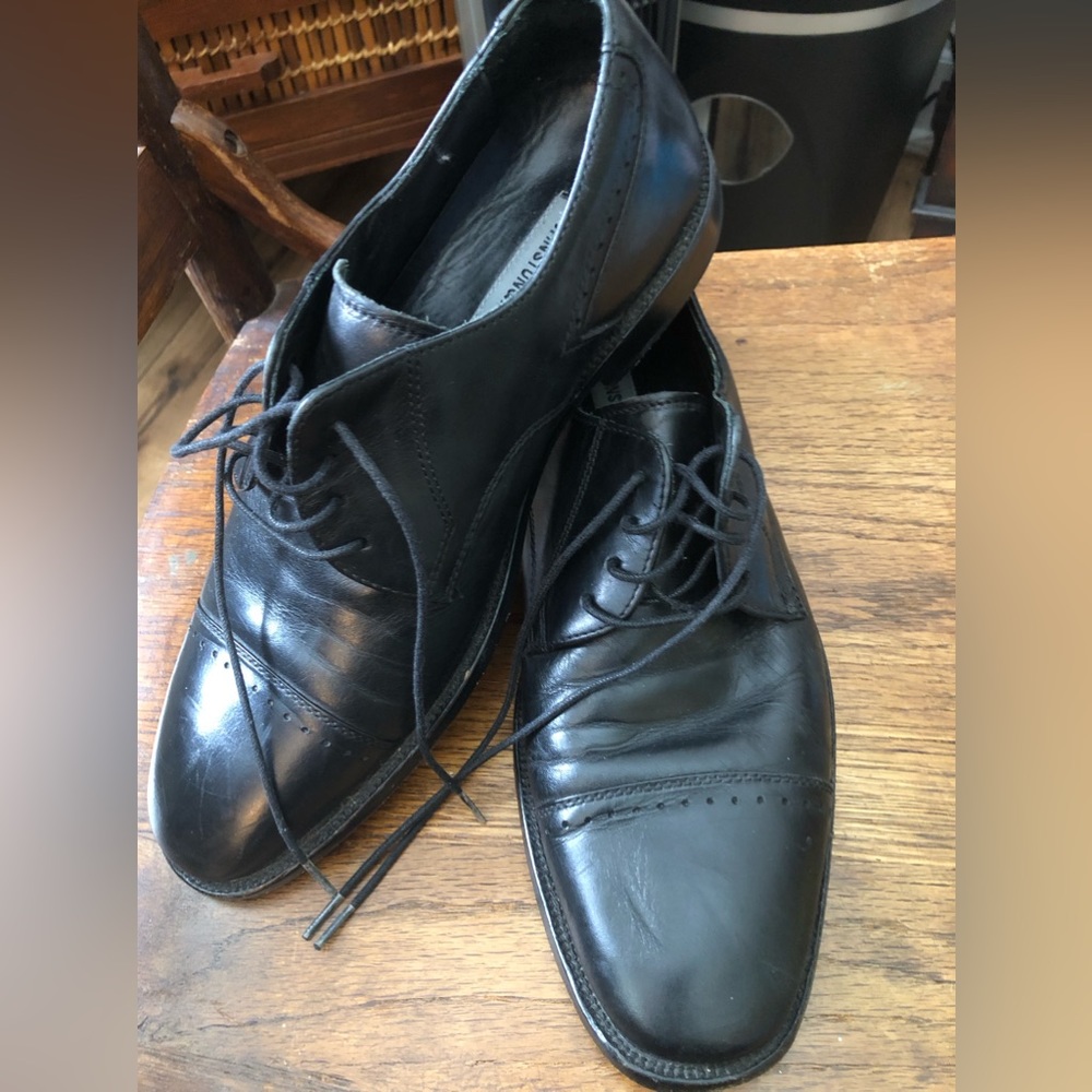 Black Leather Johnston and Murphy men’s dress shoes, very nice & good condition.